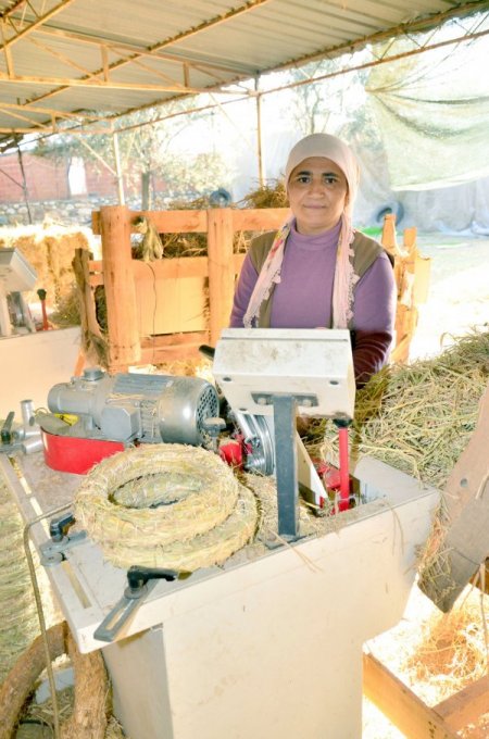 Saman saplarından ürettiği kapı çelenklerini Almanya'ya ihraç ediyor