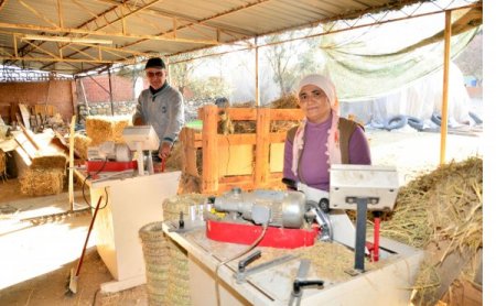 Saman saplarından ürettiği kapı çelenklerini Almanya'ya ihraç ediyor