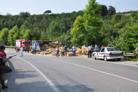Saman Yüklü Kamyon Devrildi: 2 Yaralı