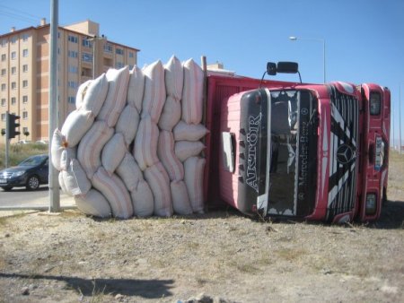 Saman Yüklü Kamyon Yan Yattı: Bir Yaralı
