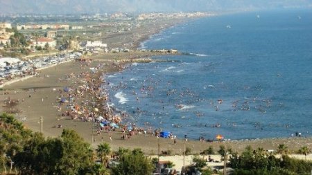 Samandağ kumsallarında deniz sezonu açıldı