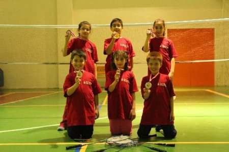 Samanyolu Yusuf Tanık Koleji madalyaları topladı