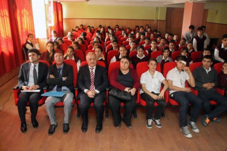 SAMEDER üyeleri, okul okul gezerek madde bağımlılığının zararlarını anlatıyor