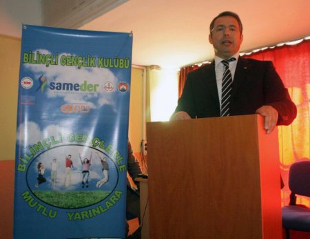 SAMEDER üyeleri, okul okul gezerek madde bağımlılığının zararlarını anlatıyor