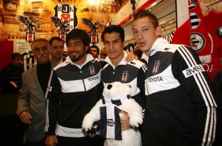 Samet Aybaba ve futbolcular mağaza açılışına katıldı