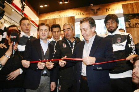 Samet Aybaba ve futbolcular mağaza açılışına katıldı