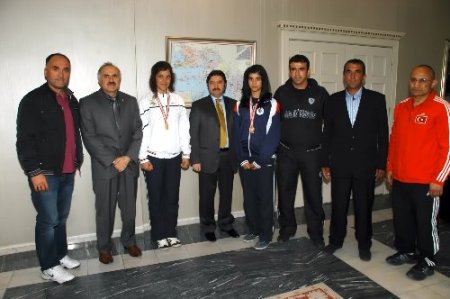 Şampiyon boksörlerden Vali Şahin’e ziyaret