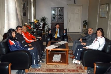 Şampiyon boksörlerden Vali Şahin’e ziyaret