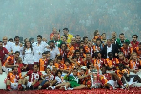 Şampiyon Galatasaray, kupasını aldı
