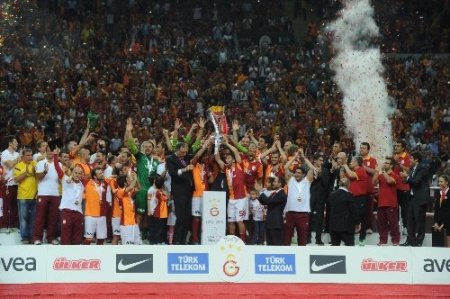 Şampiyon Galatasaray, kupasını aldı