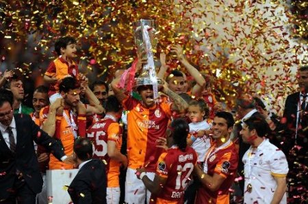 Şampiyon Galatasaray, kupasını aldı