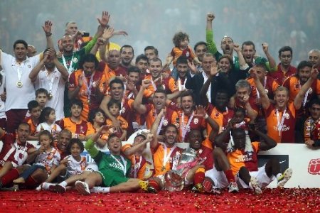 Şampiyon Galatasaray, kupasını aldı