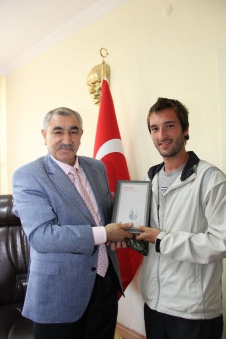 Şampiyon Gençlere Kaymakam, 'Safahat' Hediye Etti