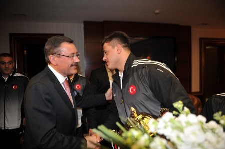 Şampiyon güreşçiler Ankara Büyükşehir’de