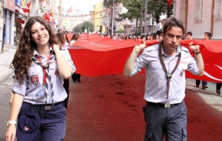 Samsun, 1919 metre uzunluğundaki bayrakla yürüdü