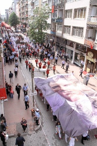 Samsun, 1919 metre uzunluğundaki bayrakla yürüdü