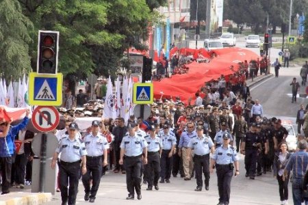 Samsun, 1919 metre uzunluğundaki bayrakla yürüdü