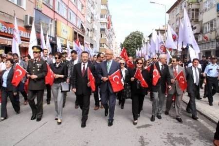 Samsun, 1919 metre uzunluğundaki bayrakla yürüdü