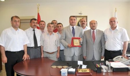 Samsun İl Özel İdaresi Genel Sekreteri Aslan Karanfil'e Memurlardan Plaket