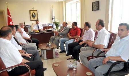 Samsun İl Özel İdaresi Genel Sekreteri Aslan Karanfil'e Memurlardan Plaket