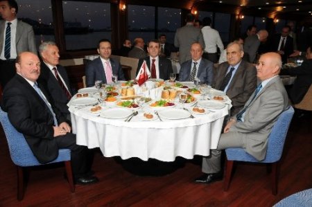 Samsun TSO’da, meclis üyelerine teşekkür plaket verildi