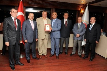 Samsun TSO’da, meclis üyelerine teşekkür plaket verildi
