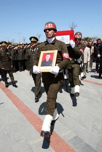 Samsun'da 10 Binler, Şehidini Gözyaşı Ve Dualarla Uğurladı (2)