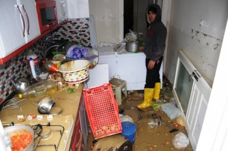 Samsun'da 4 kişilik aile sel sularından son anda kurtuldu