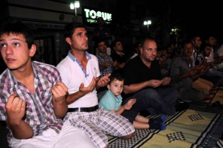 Samsun'da 7'den 70'e Binlerce Kişi Kadir Gecesi Camileri Doldurdu