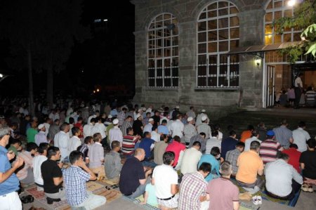 Samsun'da 7'den 70'e Binlerce Kişi Kadir Gecesi Camileri Doldurdu