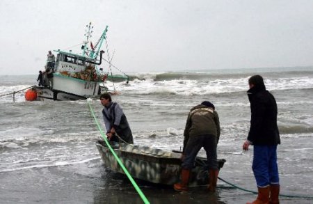 Samsun'da Karaya Oturan Balıkçı Teknesindeki Mürettebat Kurtarıldı