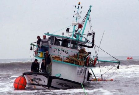 Samsun'da Karaya Oturan Balıkçı Teknesindeki Mürettebat Kurtarıldı