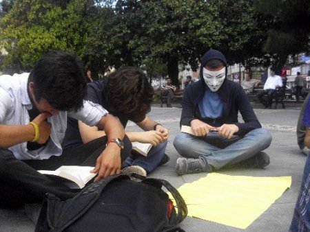 Samsun’da kitap okumalı protesto