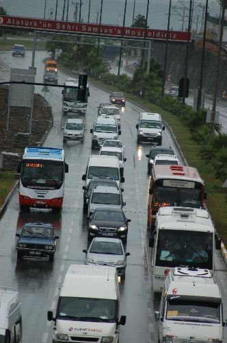 Samsun'da Şiddetli Yağıştan Oluşan Sel Suları Denizin Rengini Değiştirdi