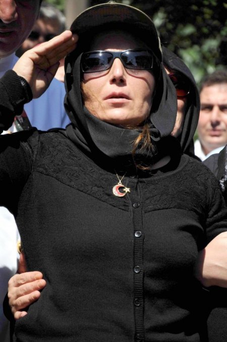 Samsunlu şehit Astsubay Bedri Nayim'i eşi asker selamıyla uğurladı