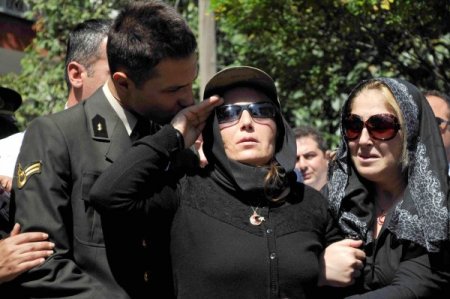 Samsunlu şehit Astsubay Bedri Nayim'i eşi asker selamıyla uğurladı