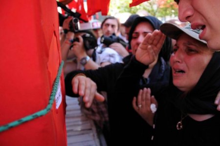 Samsunlu şehit Astsubay Bedri Nayim'i eşi asker selamıyla uğurladı