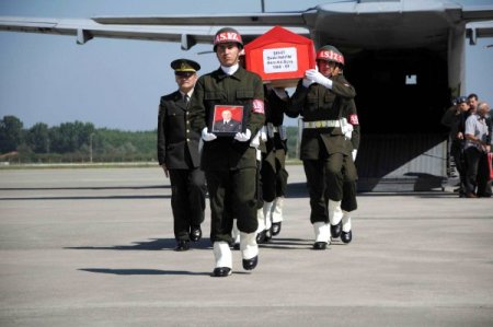 Samsunlu şehit Astsubay Bedri Nayim'i eşi asker selamıyla uğurladı