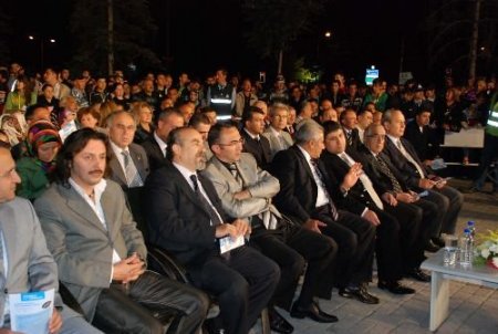 Sanatçı İzel Bolu'da Konser Verdi