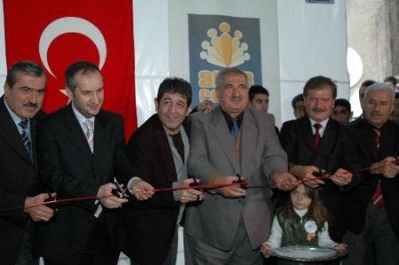 Sanatçı Murat Göğebakan Adına Yaptırdığı Eğitim Merkezini Göz Yaşlarıyla Açtı