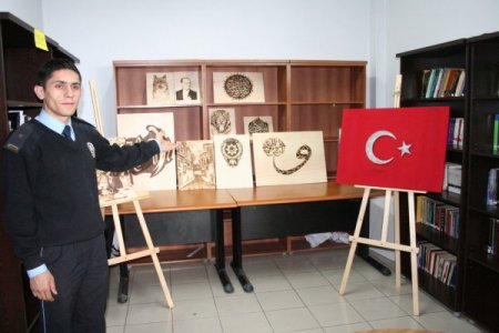 Sanatçı polis adayı yaptığı resimlerle ilgi odağı
