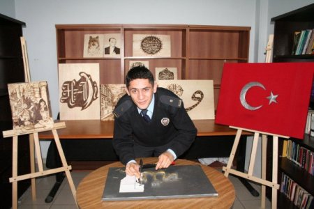 Sanatçı polis adayı yaptığı resimlerle ilgi odağı