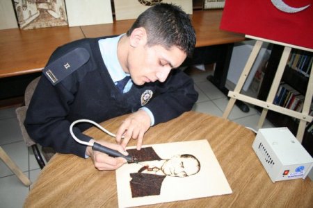 Sanatçı polis adayı yaptığı resimlerle ilgi odağı