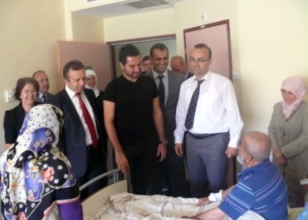 Sanatçı Turgay Başyayla'dan hastalara moral ziyareti