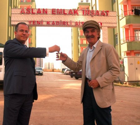 Sanatçı Yılmaz Köksal film çektiği Kadirli'den ev aldı