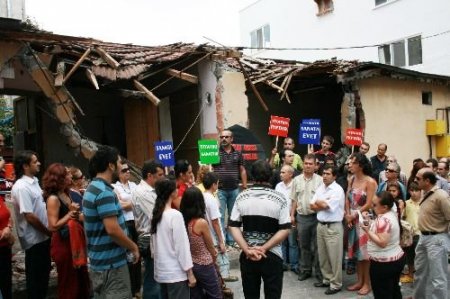 Sanatçılar, Devlet Tiyatrosu'nun Kafeteryasını Yıkan Belediyeyi Protesto Etti