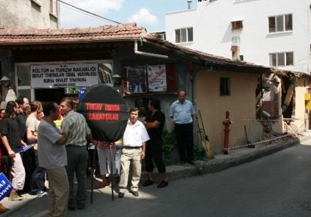 Sanatçılar, Devlet Tiyatrosu'nun Kafeteryasını Yıkan Belediyeyi Protesto Etti