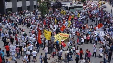 Sanatçılar, tiyatro yasa taslağına tepki için yürüdü