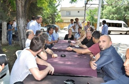 Sanatçılardan Reyhanlı’da ölenlerin yakınlarına taziye ziyareti