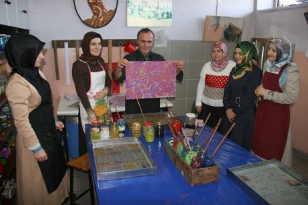 Sanatsever hanımların eserleri beğeni topluyor